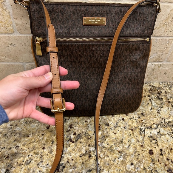 🛑 SOLD 🛑 Michael Kors crossbody, adjustable strap. EXCELLENT condition. - Picture 12 of 15